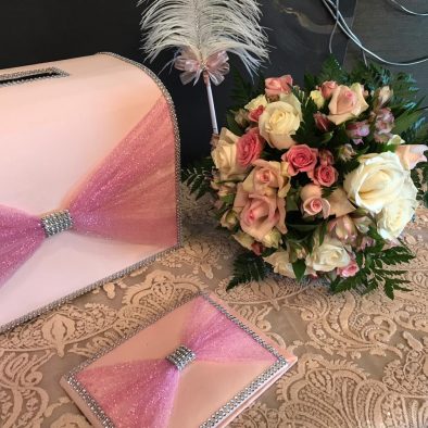 Ramo de quinceañera y buzón de dinero