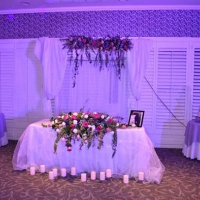 Mesa principal con arco y cascada de luces