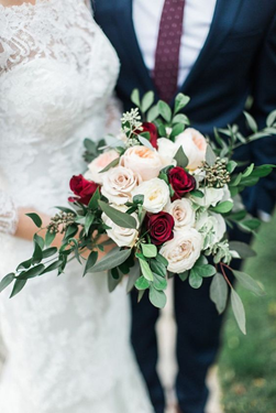 Ramo de novia estilo asimétrico